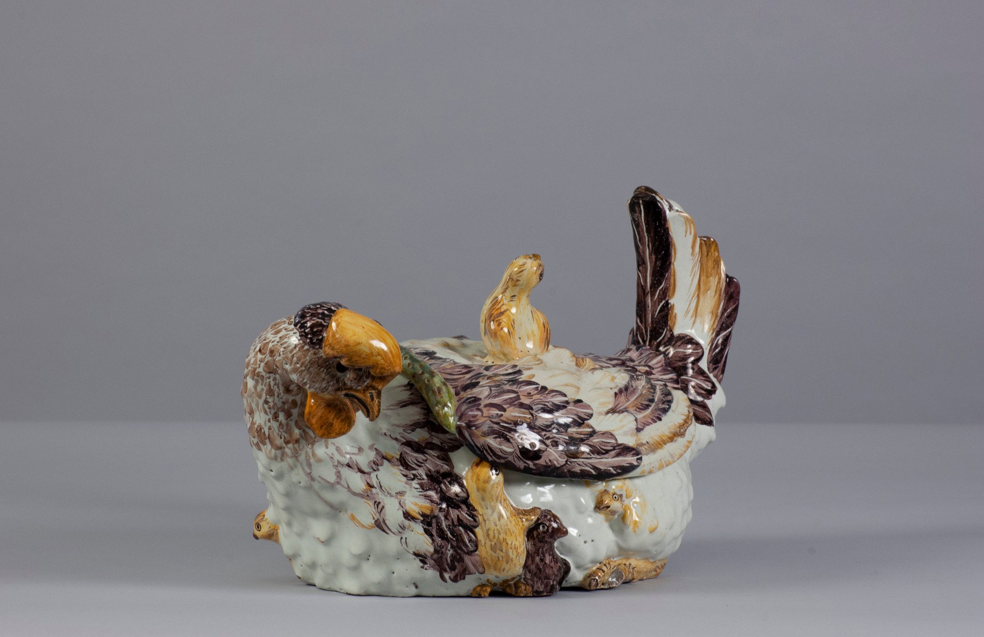 Vénétie, XVIIe siècle, Soupière en faïence polychrome en forme de poule avec poussin
